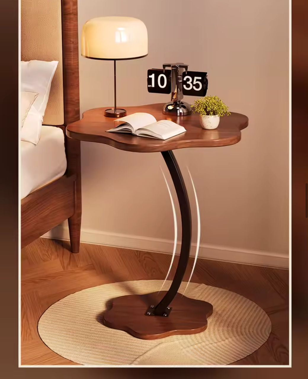 Table d’appoint design en forme de fleur – Plateau noir effet marbre, base incurvée pour canapé Electroshopdakar