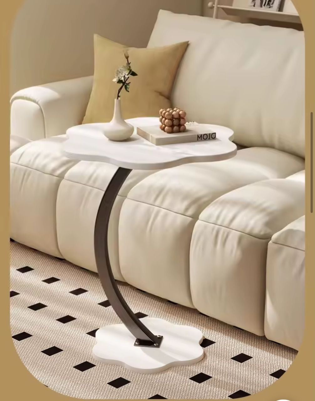 Table d’appoint design en forme de fleur – Plateau noir effet marbre, base incurvée pour canapé Electroshopdakar