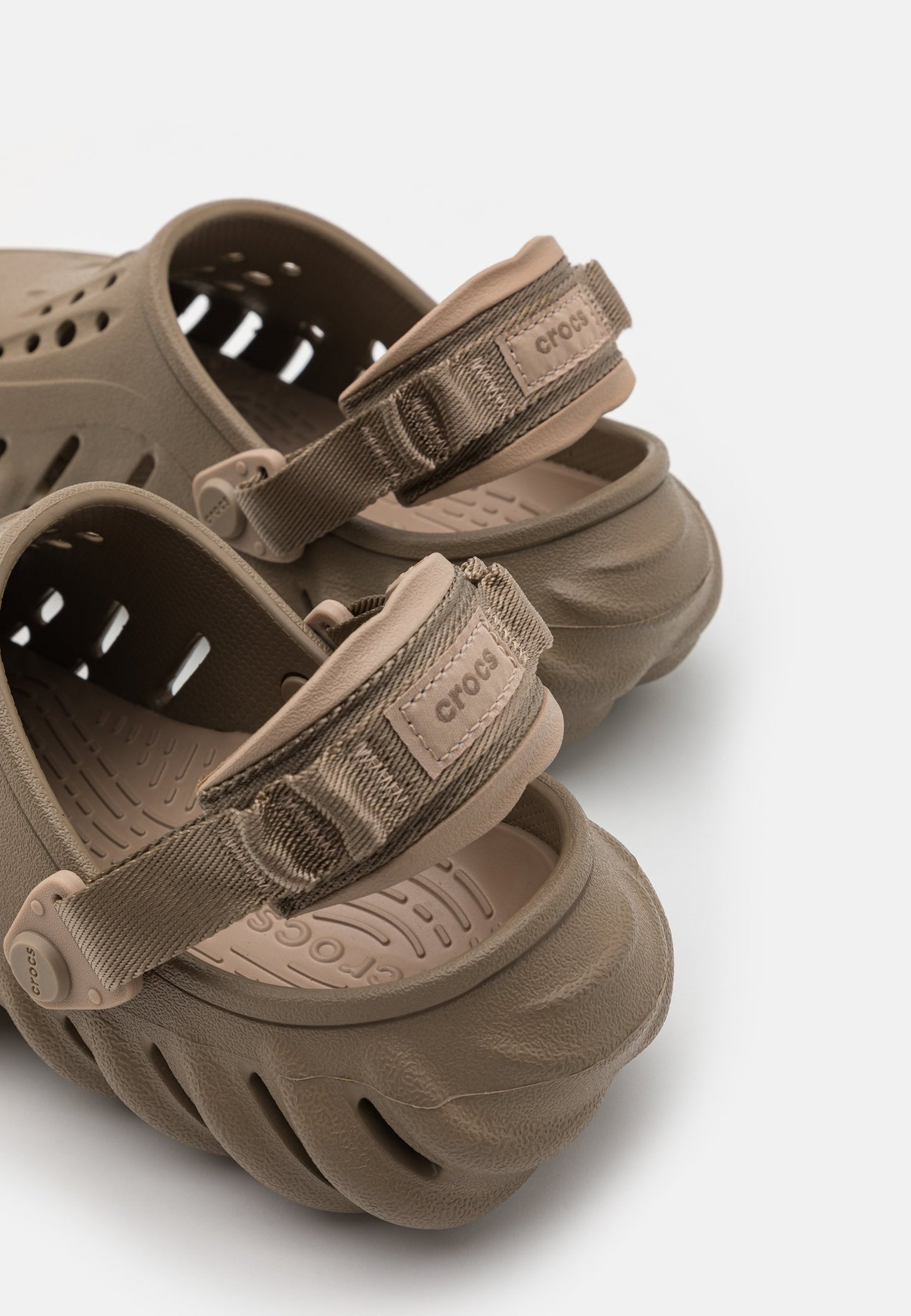 Sabots noirs Crocs futuristes avec sangle ajustable et design aéré Electroshopdakar