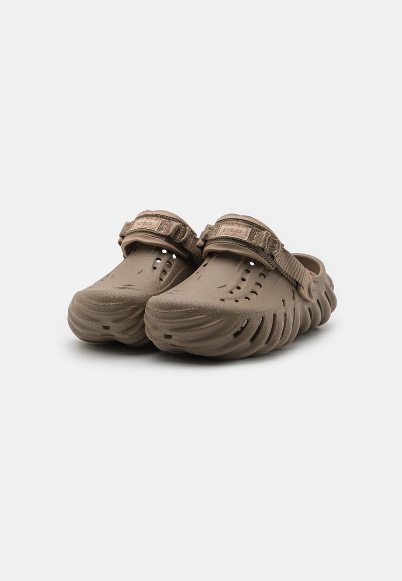 Sabots noirs Crocs futuristes avec sangle ajustable et design aéré Electroshopdakar