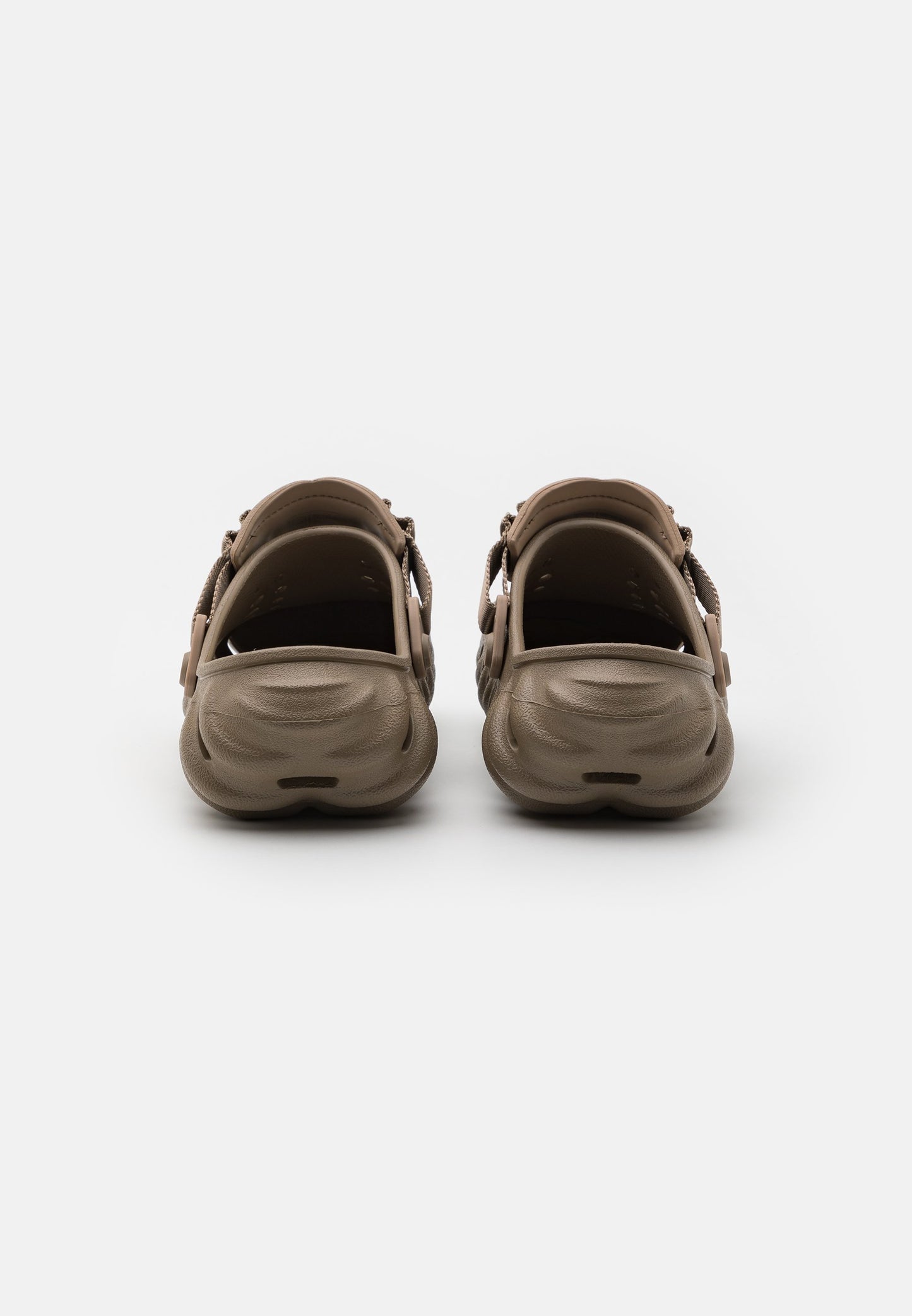 Sabots noirs Crocs futuristes avec sangle ajustable et design aéré Electroshopdakar