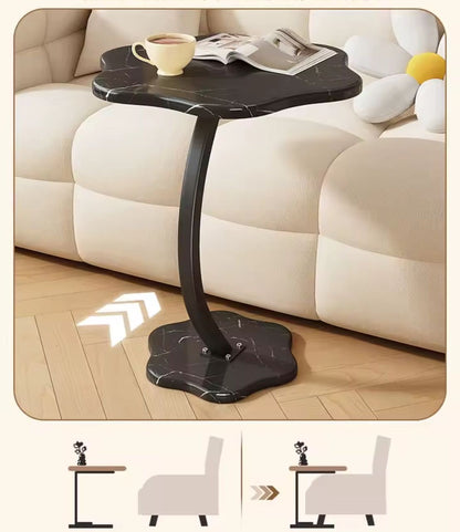 Table d’appoint design en forme de fleur – Plateau noir effet marbre, base incurvée pour canapé Electroshopdakar